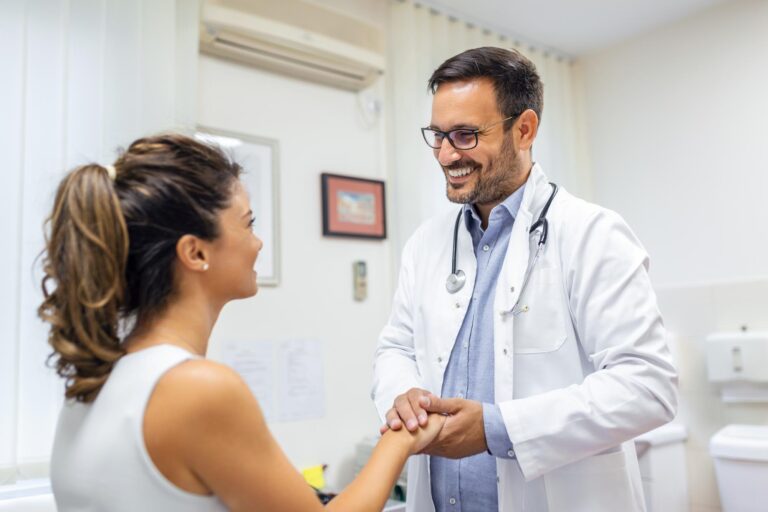 concepto-medico-atencion-medica-medico-paciente-hospital-medico-que-trabaja-oficina-escucha-al-paciente-ella-esta-explicando-sus-sintomas-concepto-asistencia-atencion-medica_657921-833