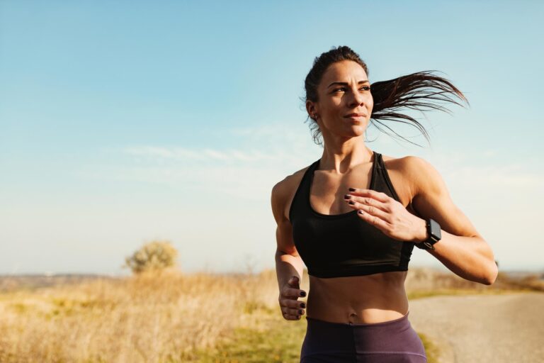 joven-mujer-atletica-motivada-trotando-entrenamiento-deportivo-naturaleza-copiar-espacio_637285-4780